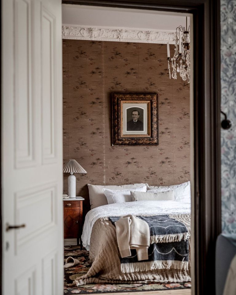 65 neliömetrin pohjakerroksen makuuhuone vuonna 1890 rakennetussa talossa